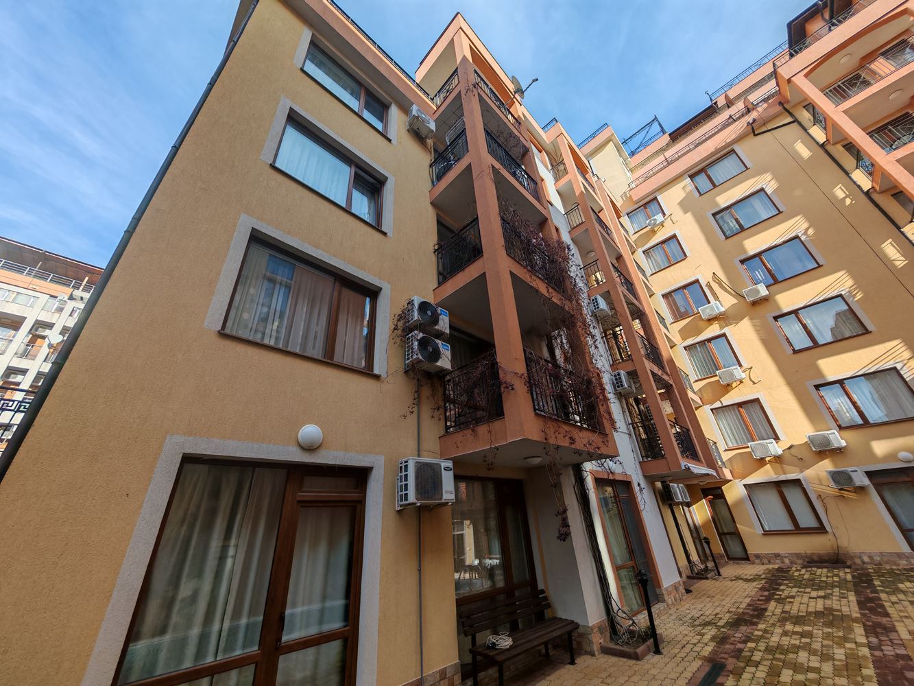 Zwei-Zimmer-Wohnung mit zwei Schlafzimmern in Sveti Vlas mit hervorragenden Annehmlichkeiten in einer geschlossenen Wohnanlage