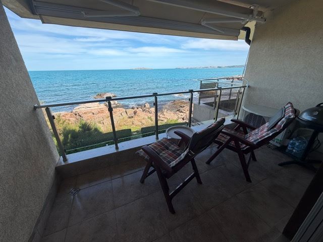Geräumiges Appartment mit zwei Schlafzimmern in erster Meereslinie mit frontalem Panoramablick auf das Meer