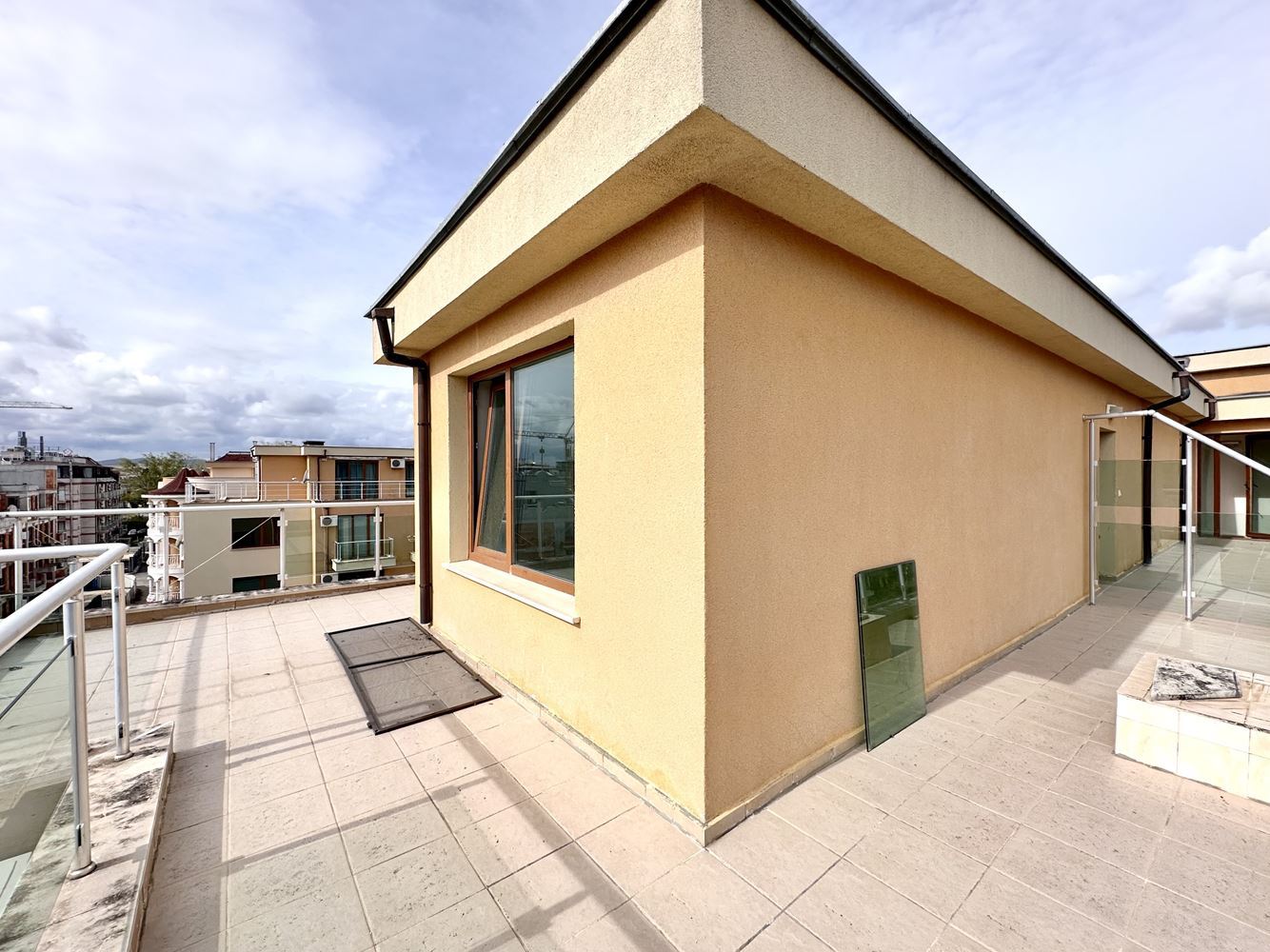 Geräumiges Studio mit beeindruckender Panoramaterrasse am Sonnenstrand