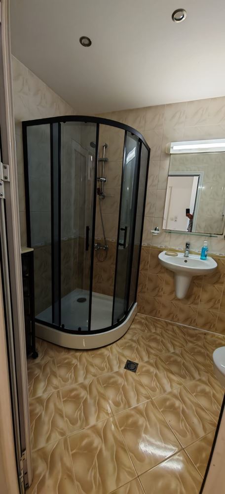 Geräumige Drei-Zimmer-Wohnung mit Blick auf den Pool und hervorragenden Annehmlichkeiten in der Anlage