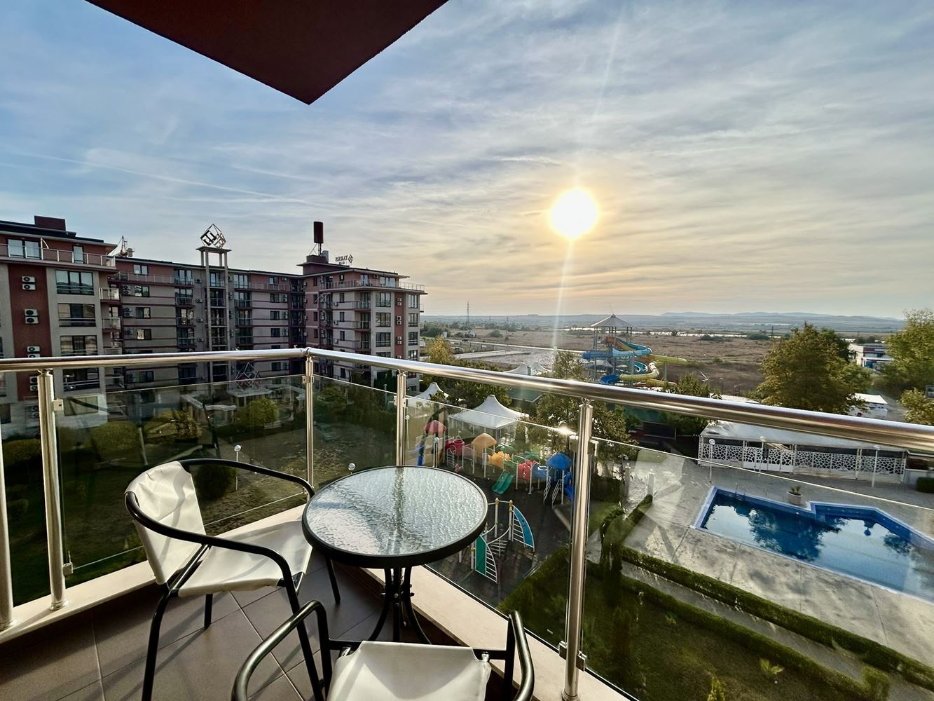 Zweizimmerwohnung mit Blick auf den Pool in einer Anlage mit umfangreicher Infrastruktur