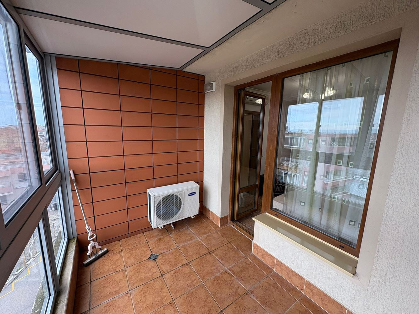 Panoramische Zwei-Zimmer-Wohnung in erster Meereslinie in Pomorie mit direktem Meerblick