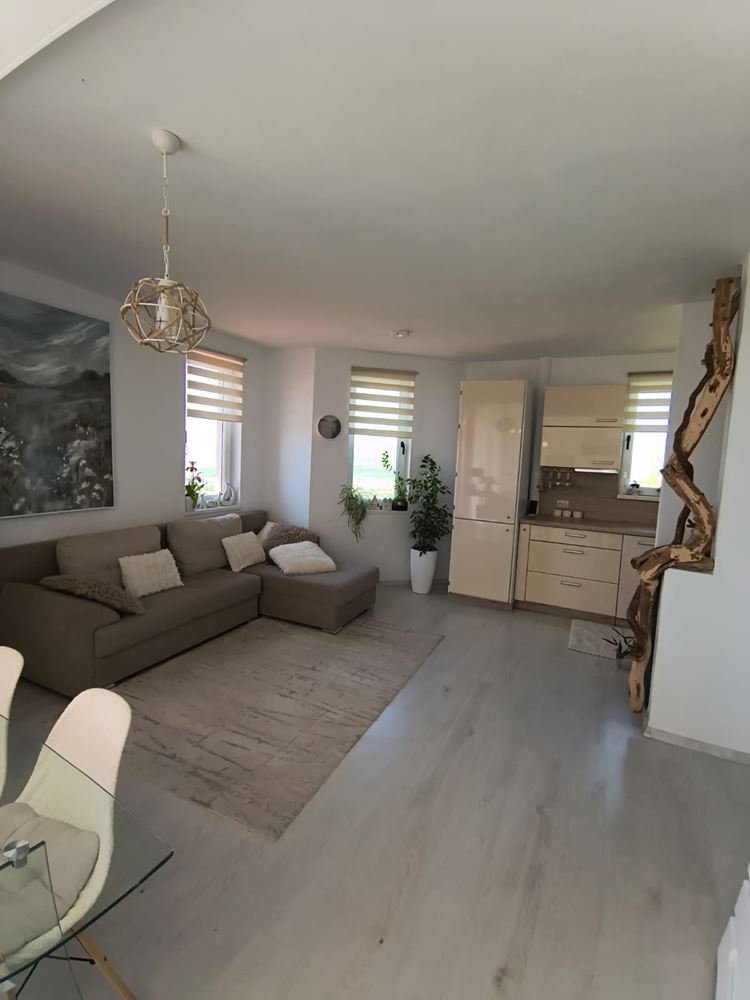 Renovierte Zwei-Schlafzimmer-Wohnung mit Panoramablick in einer modernen Anlage nahe Sonnenstrand