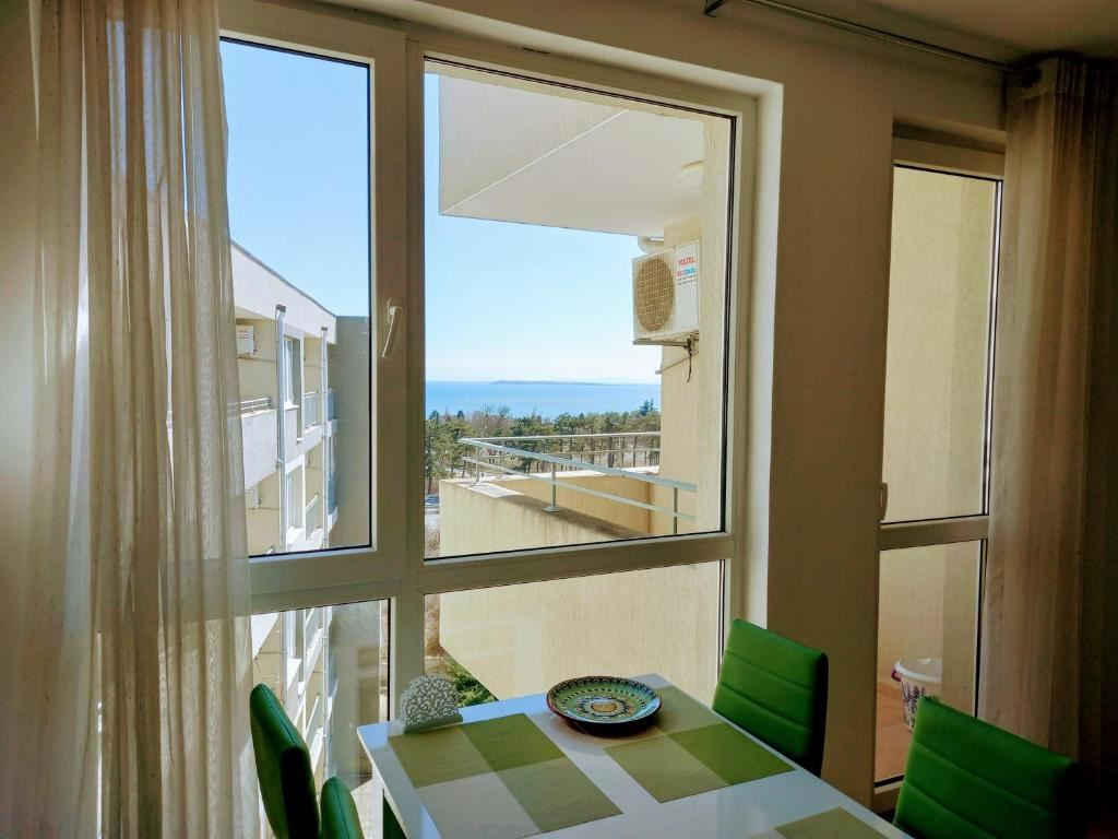 Geräumige 3-Zimmer-Wohnung mit traumhaftem Panoramablick auf das Meer in Sveti Vlas – Komfort, Ruhe und hervorragende Lage