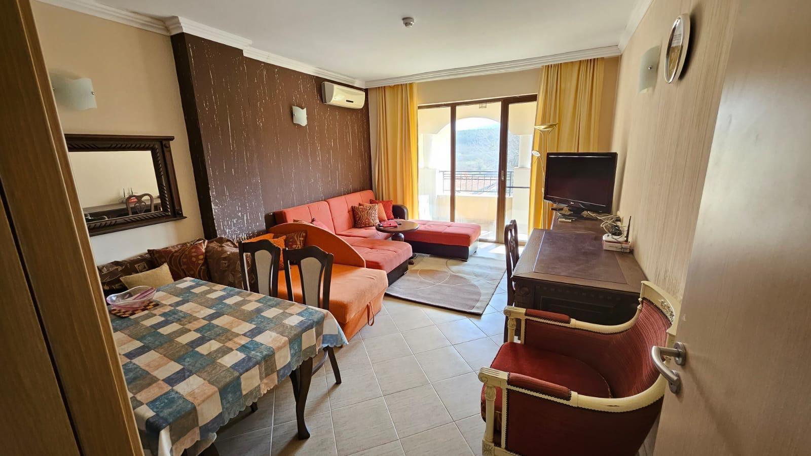 Geräumige Einzimmerwohnung in erster Meereslinie in Zarewo mit vollständiger Möblierung