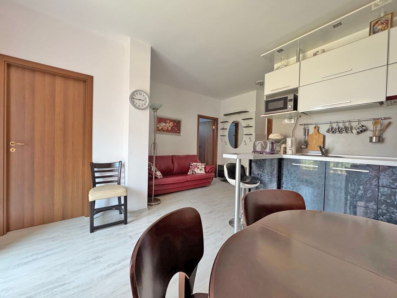 Drei-Zimmer-Wohnung in einem Komplex mit gut organisierter Umgebung und gemütlicher Atmosphäre