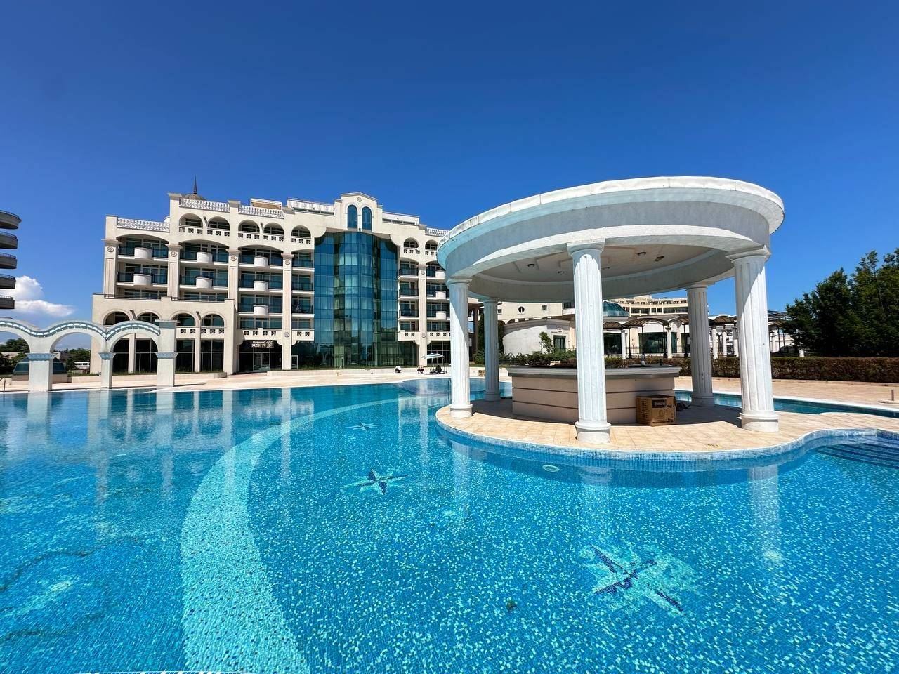 Geräumige Wohnung mit Meerblick in erster Meereslinie in Pomorie – Ferienimmobilie mit dem Gefühl eines luxuriösen Resorts