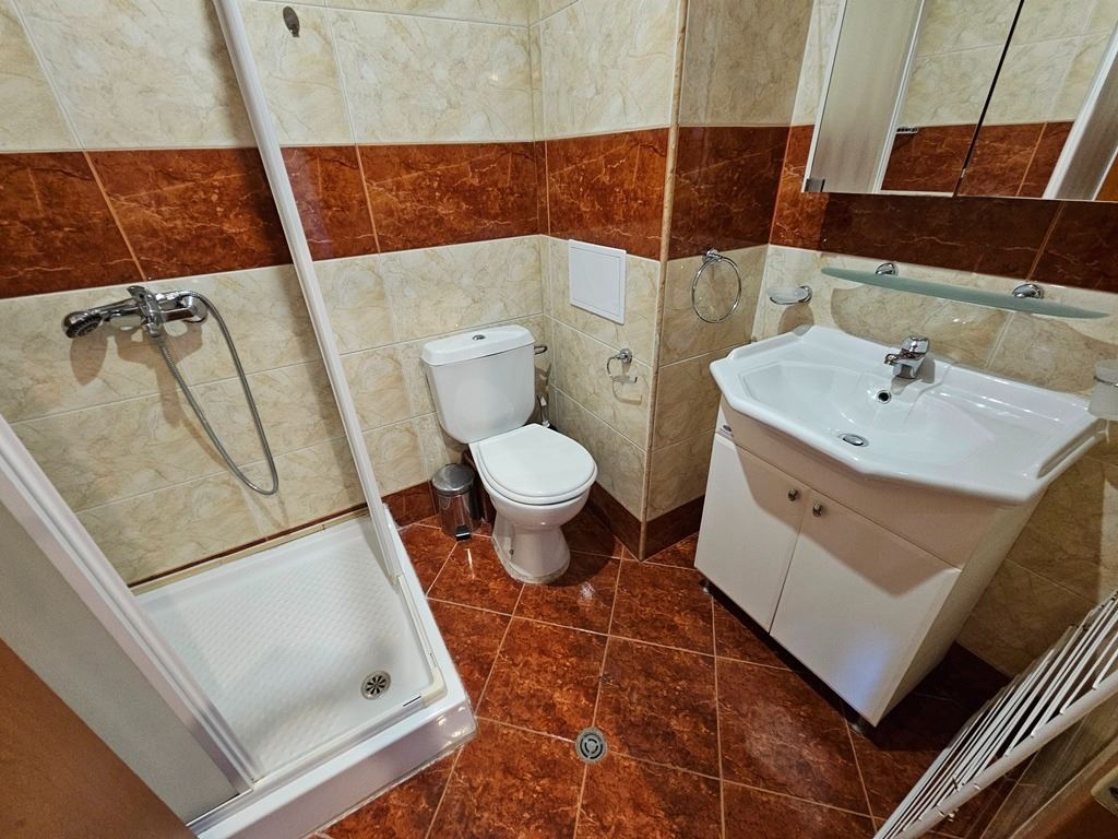 Erste Meereslinie in Sveti Vlas – geräumige Wohnung mit zwei Schlafzimmern und hervorragender Infrastruktur