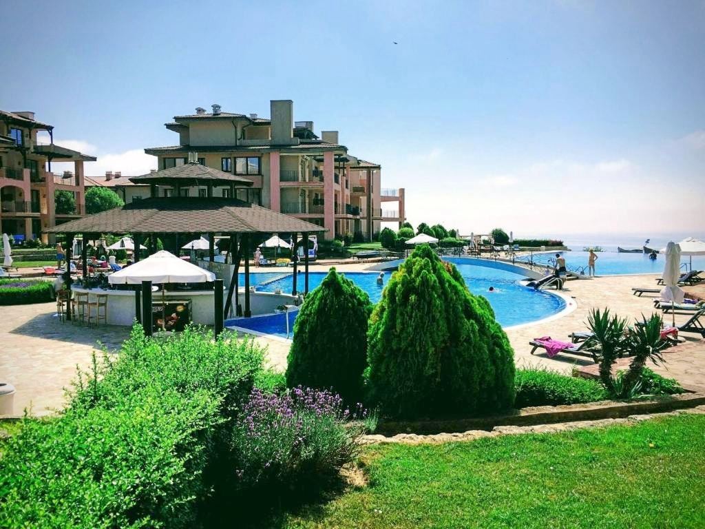 Geräumige möblierte 3-Zimmer-Wohnung mit Meerblick nahe Balchik – Komfort inmitten der Natur und der Golf Riviera