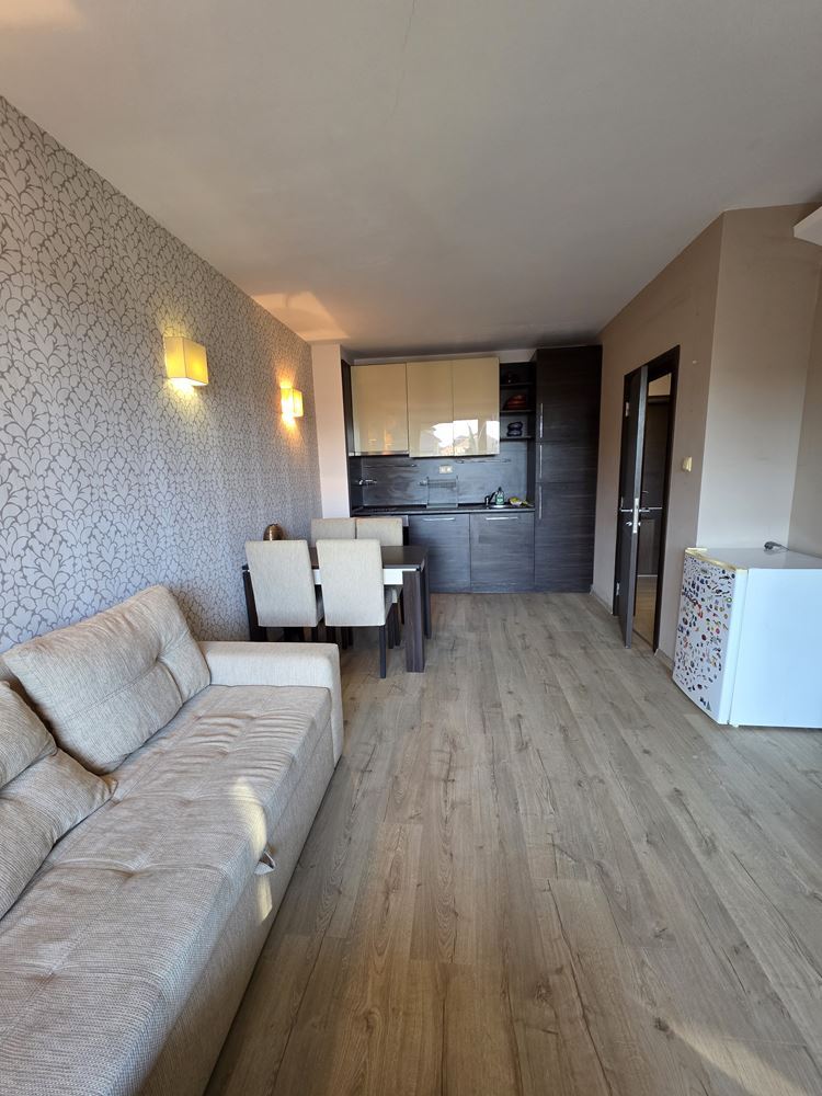 Herrliche Wohnung mit einem Schlafzimmer in einer Anlage in Sonnenstrand – Blick auf den Pool; Stil und Komfort