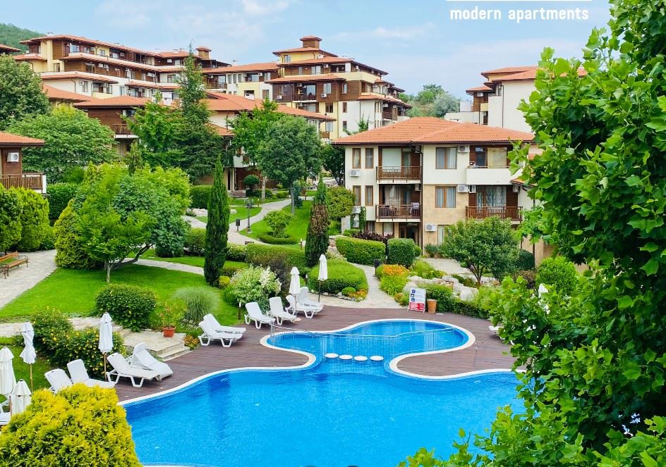 Geräumige 3-Zimmer-Wohnung in erster Meereslinie in Sveti Vlas – Meer- und Poolblick