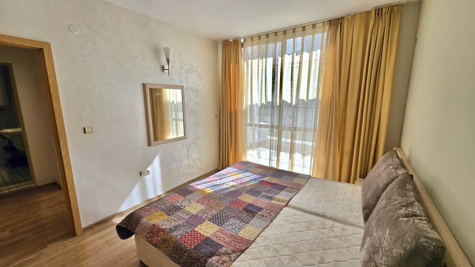 Südlich ausgerichtete 2-Zimmer-Wohnung mit Parkblick und fertigen Verkaufsunterlagen in Sonnenstrand