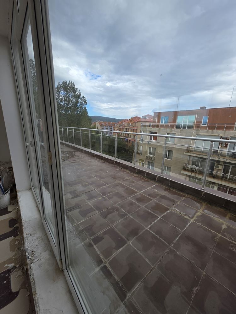 3-Zimmer-Wohnung mit riesiger Terrasse 500 m vom Strand in Sonnenstrand entfernt – 148 m² und hervorragendes Potenzial