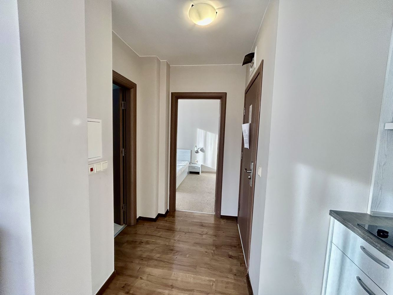 Zweizimmerwohnung mit Blick auf den Pool in einer Anlage mit umfangreicher Infrastruktur