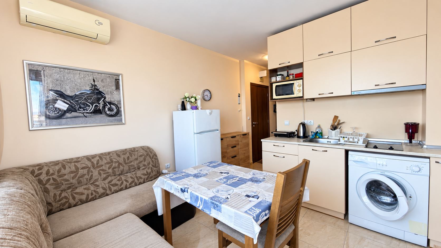 Gemütliche kleine Zwei-Zimmer-Wohnung in einer Anlage mit Swimmingpool und 24-Stunden-Sicherheitsdienst