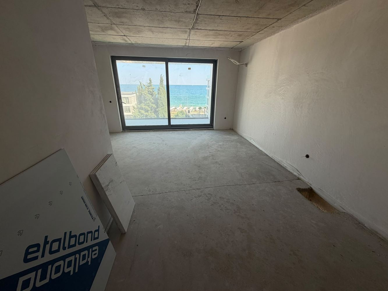 Nagelneue 2-Zimmer-Wohnung mit direktem Panoramameerblick in Ravda – Erstklassiger Komfort und traumhafte Aussicht aus jedem Wohnraum