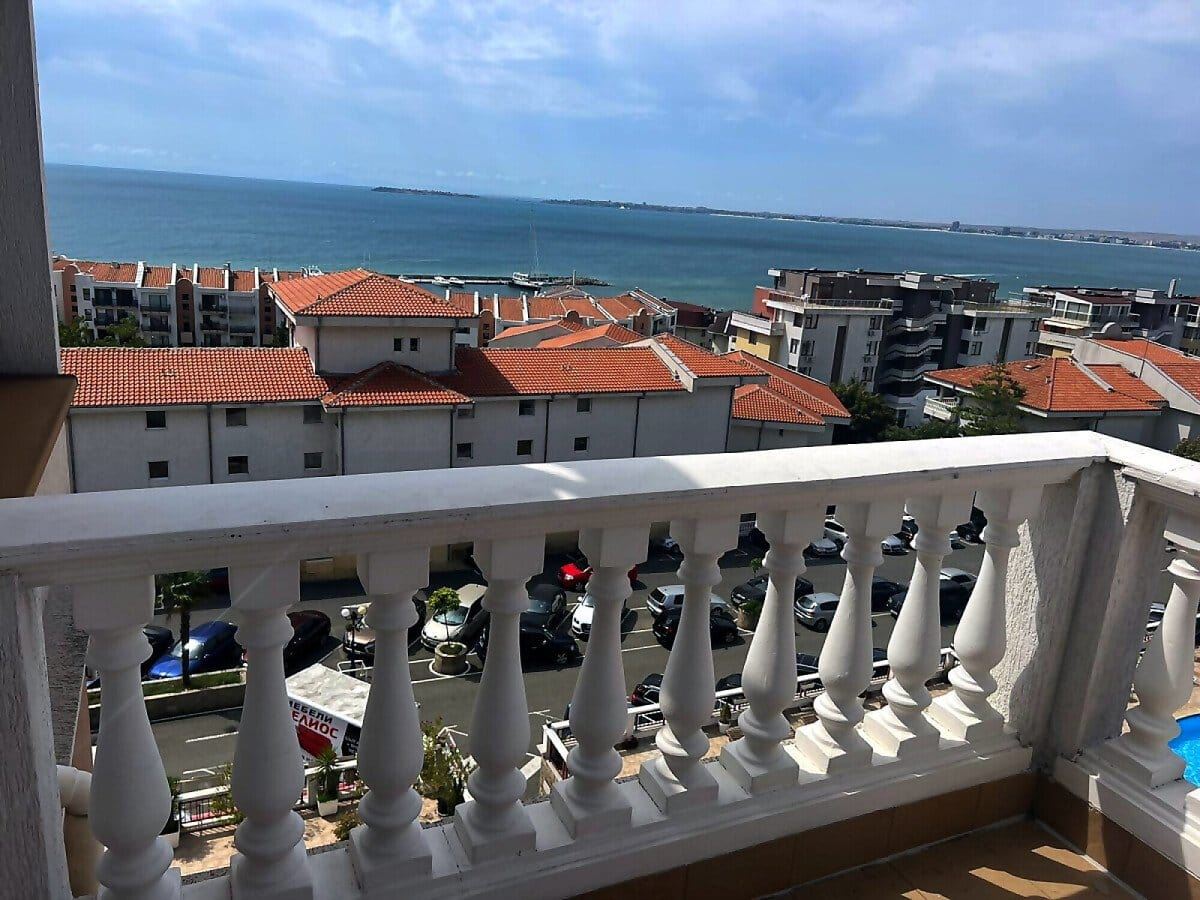 Geräumige Vier-Zimmer-Wohnung mit einzigartigem Panoramablick über die gesamte Bucht in Sveti Vlas