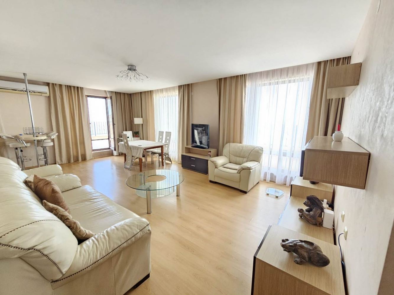 Sveti Vlas – Drei-Zimmer-Wohnung mit direktem Panoramablick auf das Meer in einer Anlage in erster Linie