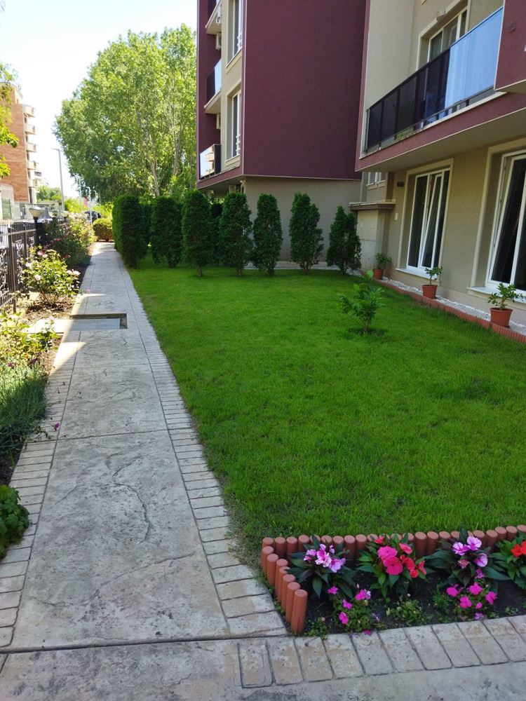 2-Zimmer-Wohnung mit eigenem Garten in Sonnenstrand – Ihre grüne Oase am Meer