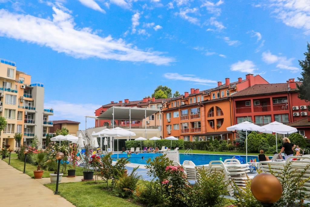 Geräumige Wohnung mit zwei Schlafzimmern und Meerblick in erster Linie in Ravda