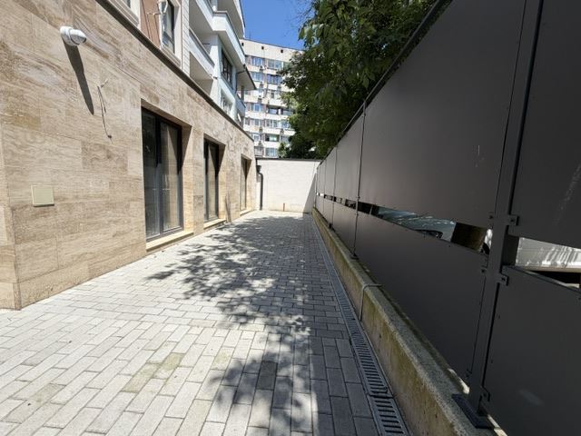 Drei-Zimmer-Wohnung mit zwei Schlafzimmern, eigenem Garten und zwei Stellplätzen in einem neuen Luxusgebäude im Herzen von Burgas