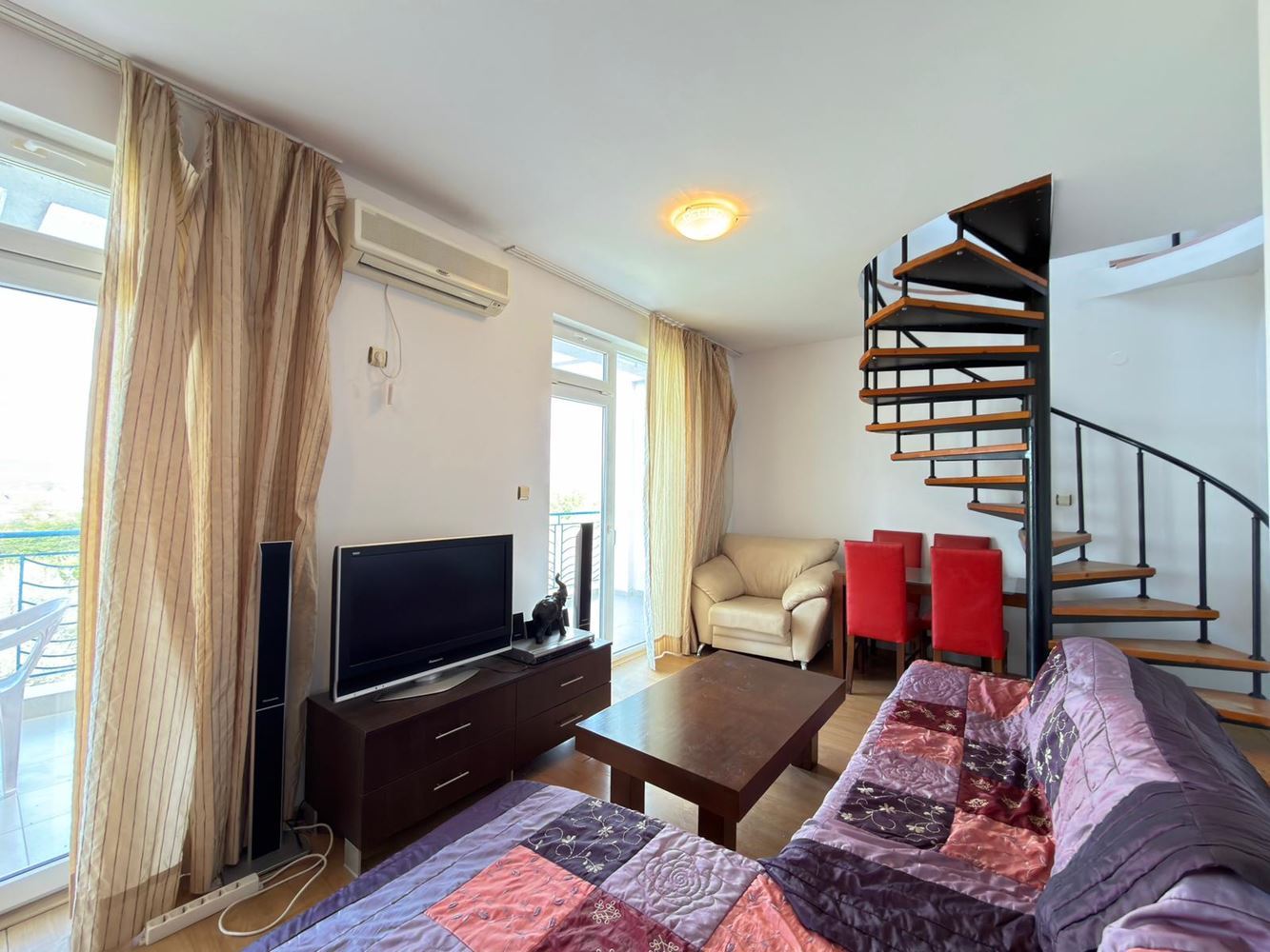 Geräumige Vierzimmer-Maisonettewohnung mit Panoramablick – Komfort und Stil im Herzen der Ruhe
