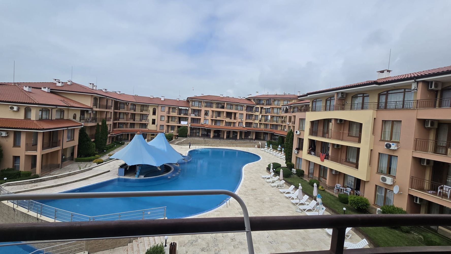 Zweizimmerwohnung mit Poolblick in Sveti Vlas – nur wenige Meter vom Meer entfernt