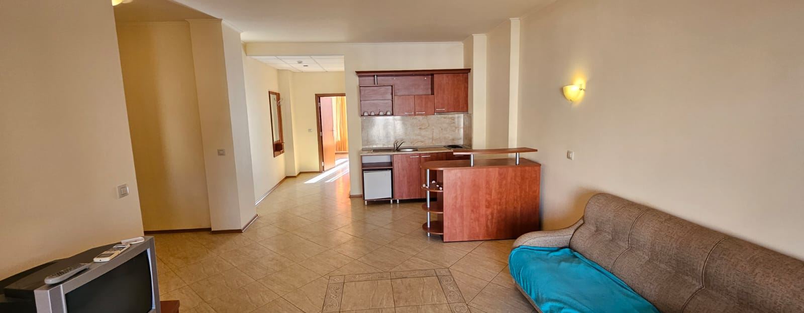Geräumige 2-Zimmer-Wohnung mit Poolblick – möbliert, mit Akt 16 und bezugsfertig