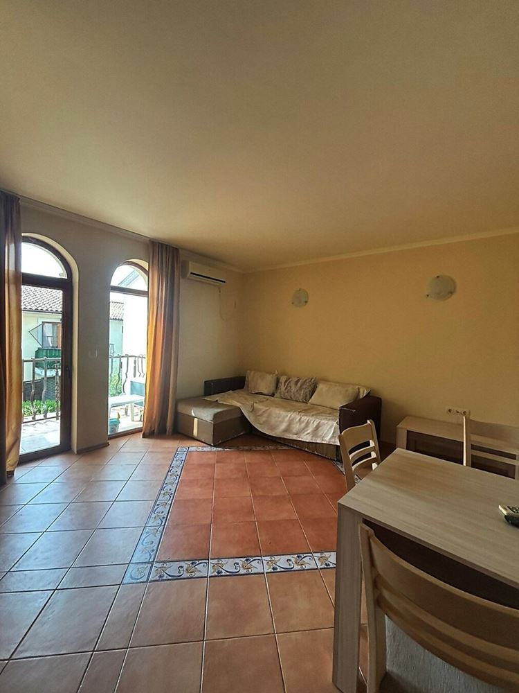 Helle Zweizimmerwohnung mit großer Terrasse und Blick ins Grüne in Elenite