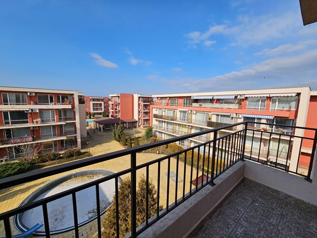 Vollständig eingerichtetes Ein-Zimmer-Apartment im obersten Stock in Sunny Beach – Poolblick und luxuriöse Atmosphäre