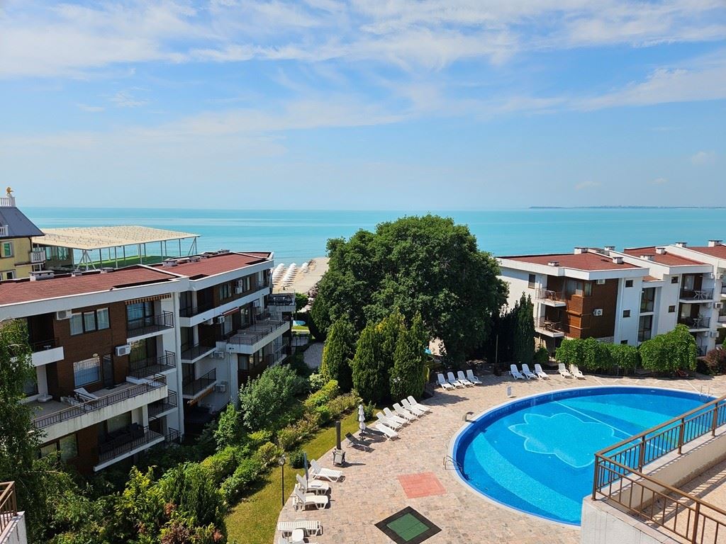Panorama-Apartment mit zwei Schlafzimmern nur wenige Meter vom Strand entfernt in Elenite mit atemberaubendem Blick auf die Bucht