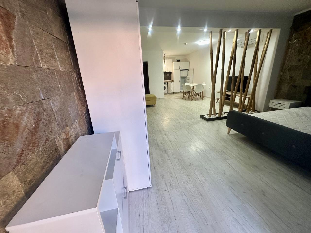 Geräumiges Erdgeschoss-Studio mit Terrasse und Möglichkeit zur Umwandlung in eine Ein-Zimmer-Wohnung – nur 300 m vom Meer