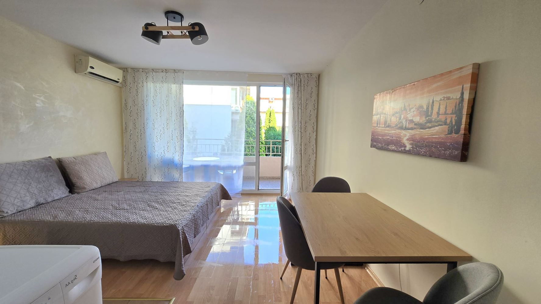 Helles Studio mit Poolblick in einer modernen Wohnanlage in Sonnenstrand