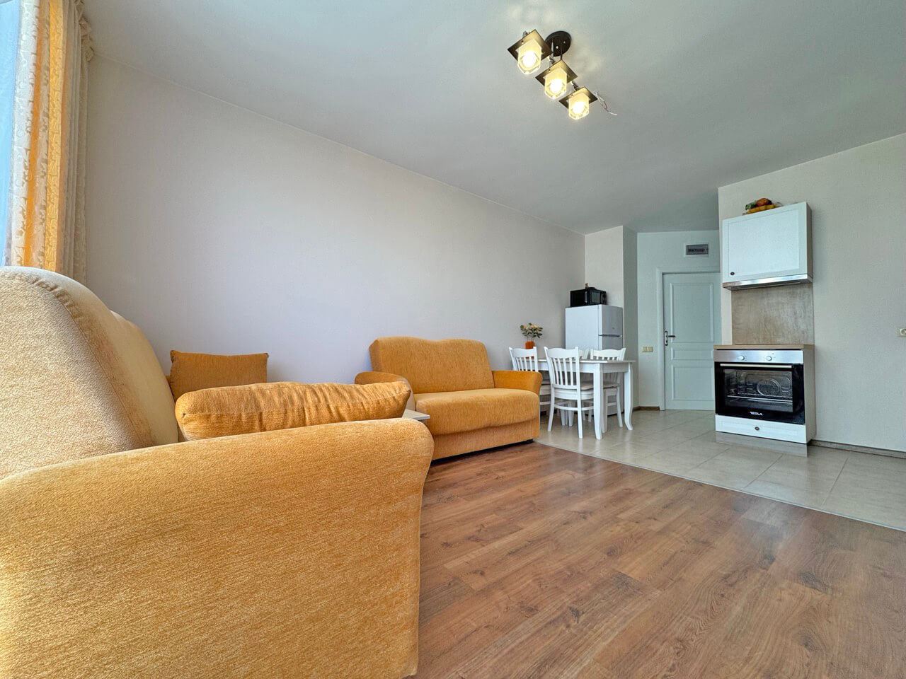 Zweizimmerwohnung mit Poolblick – Gemütlichkeit, Grün und Komfort in einer geschlossenen Wohnanlage