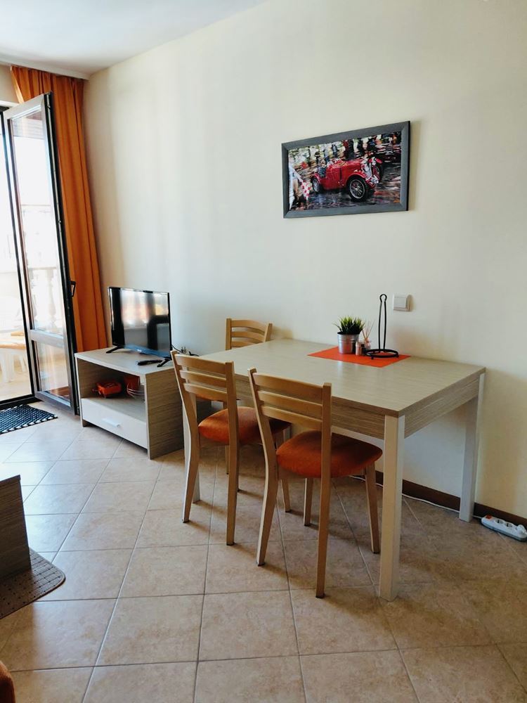 Meereskomfort mit Poolblick – Wohnung mit einem Schlafzimmer in einer prestigeträchtigen Anlage in Sonnenstrand