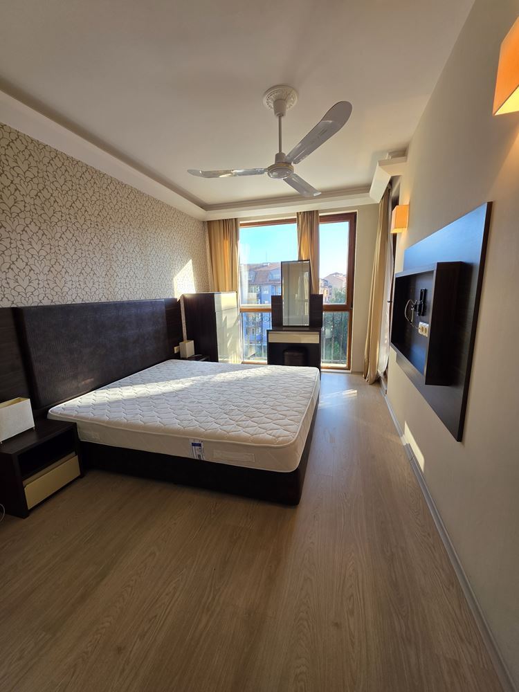 Herrliche Wohnung mit einem Schlafzimmer in einer Anlage in Sonnenstrand – Blick auf den Pool; Stil und Komfort