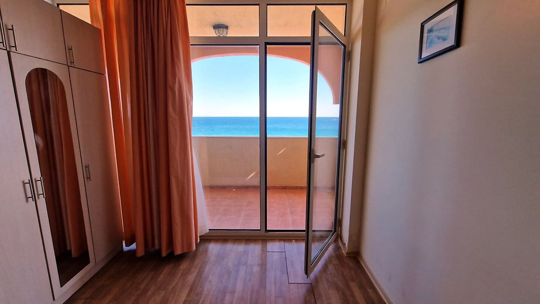 Wohnung mit einem Schlafzimmer und atemberaubendem Panoramablick auf das Meer in erster Meereslinie in Elenite
