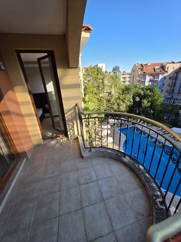 Herrliche Wohnung mit einem Schlafzimmer in einer Anlage in Sonnenstrand – Blick auf den Pool; Stil und Komfort