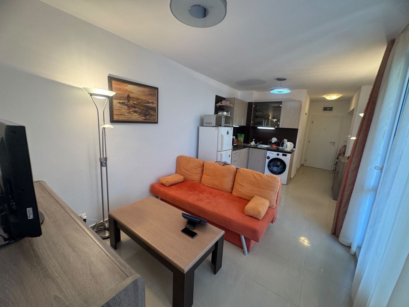 Südlich ausgerichtete 3-Zimmer-Wohnung mit Tiefgaragenstellplatz 200 m vom Meer in Pomorie