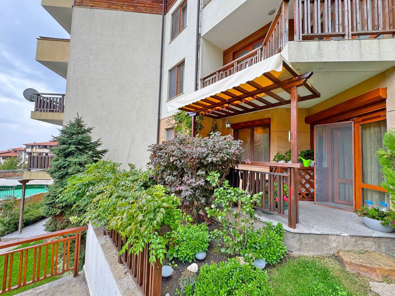 Elegante 2-Zimmer-Wohnung in erster Meereslinie in Sveti Vlas mit direktem Zugang zu Garten und Pool