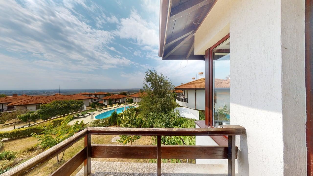 Zweizimmerwohnung mit Panoramablick auf das Meer und die Berge in einer Wohnanlage mit Swimmingpools und SPA-Zentrum