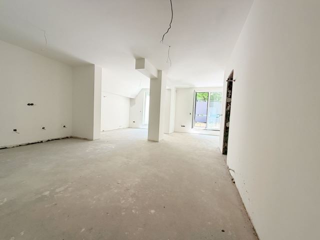Drei-Zimmer-Wohnung mit zwei Schlafzimmern, eigenem Garten und zwei Stellplätzen in einem neuen Luxusgebäude im Herzen von Burgas