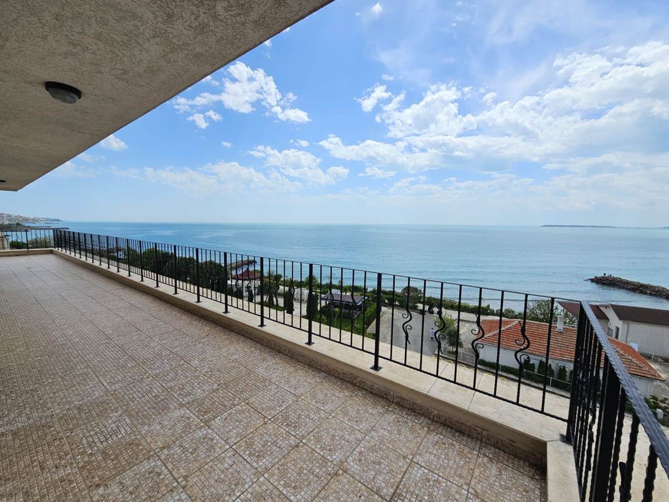 Sveti Vlas – Drei-Zimmer-Wohnung mit direktem Panoramablick auf das Meer in einer Anlage in erster Linie