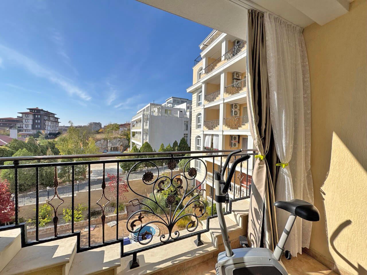 Geräumiges möbliertes Studio in Sveti Vlas – 200 Meter vom Strand entfernt, mit luxuriösem SPA-Zentrum und hervorragender Ausstattung
