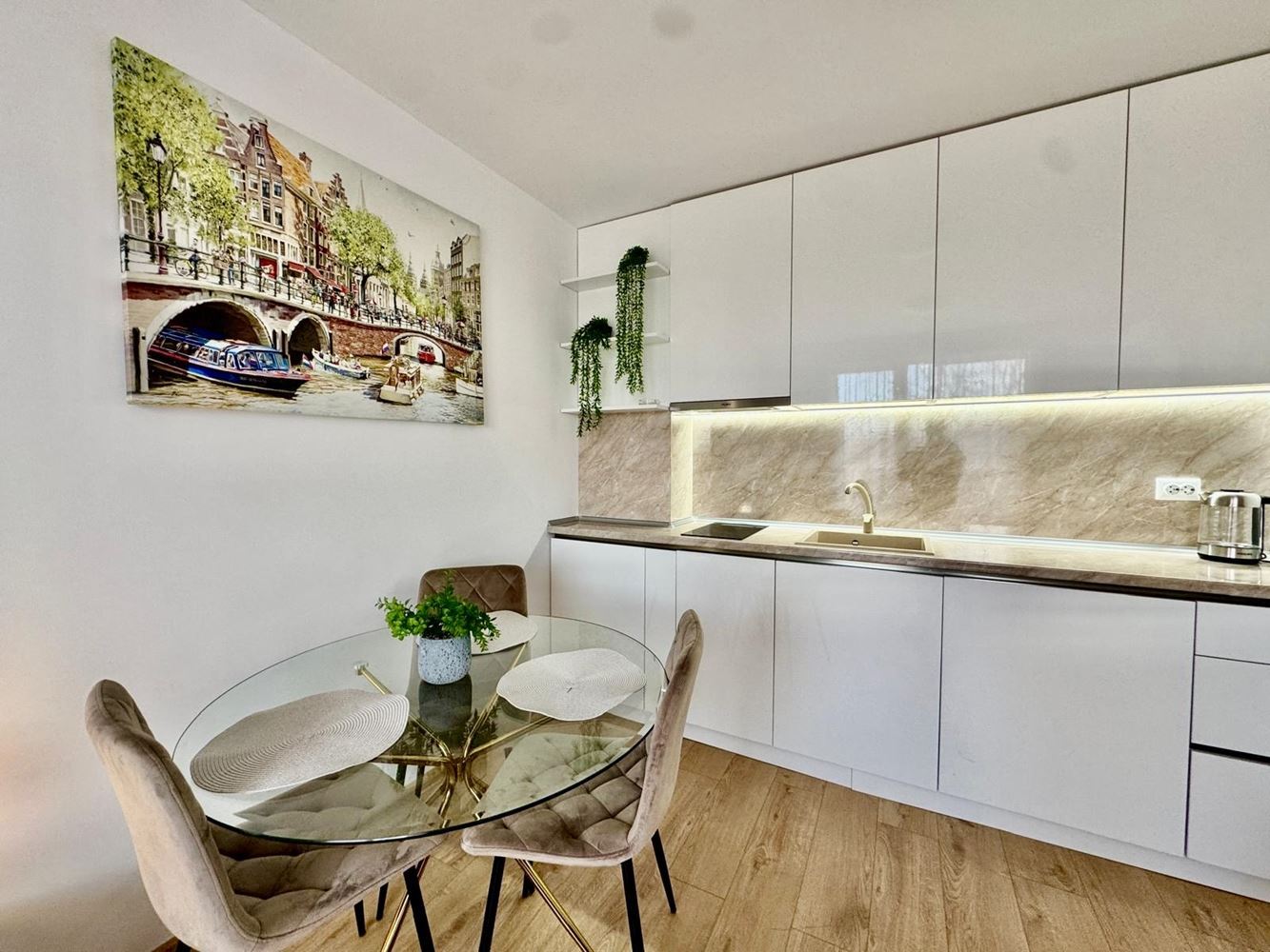 Zwei-Zimmer-Oase in einem neuen Luxuskomplex in Sonnenstrand – mit Poolblick