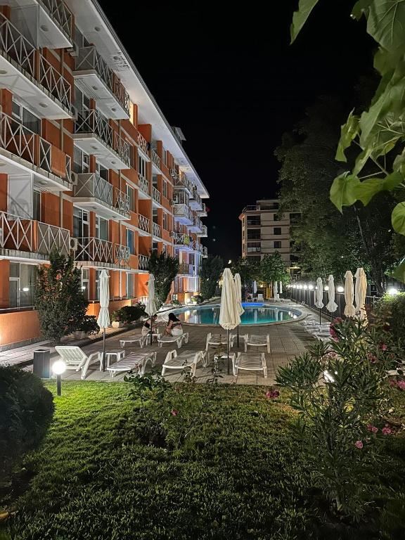Modernes Studio in Sonnenstrand mit Balkon, Pool und ruhiger Lage nahe dem Meer