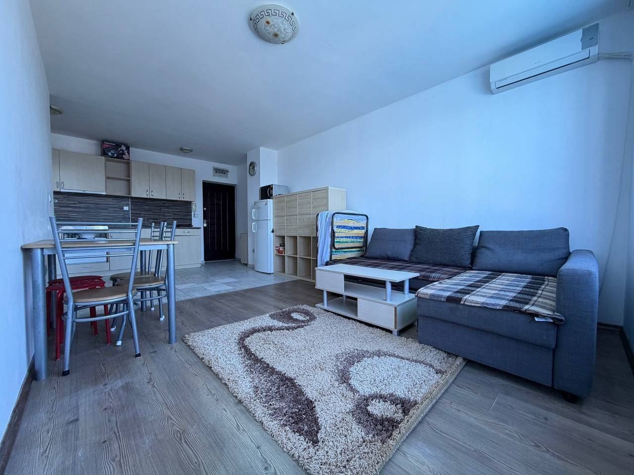 Wohnung mit einem Schlafzimmer in erster Meereslinie in Pomorie – Panoramablick auf das Meer und den Pool