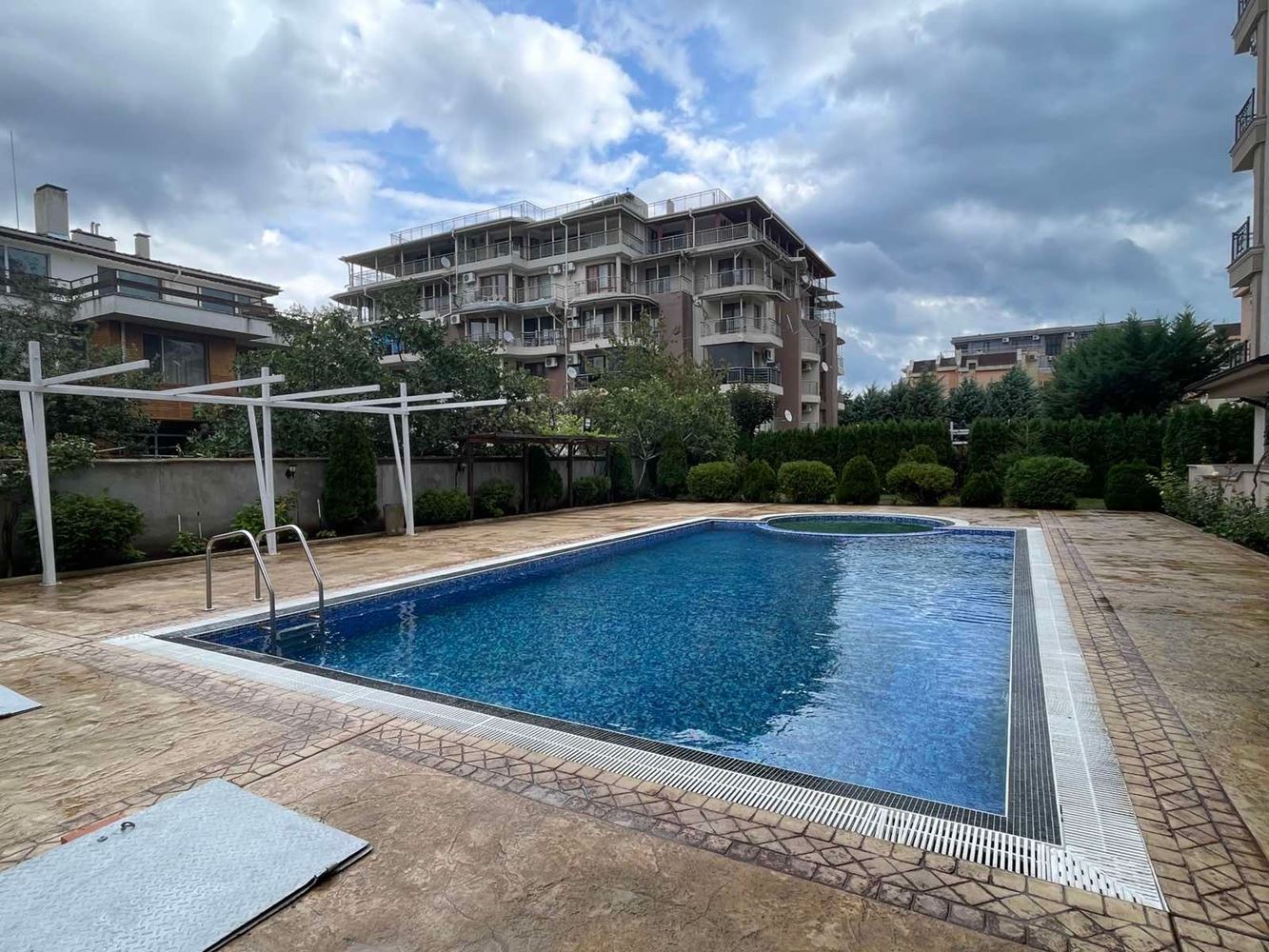 Gemütliche Zweizimmerwohnung mit Poolblick in einer ruhigen Wohnanlage in Sonnenstrand