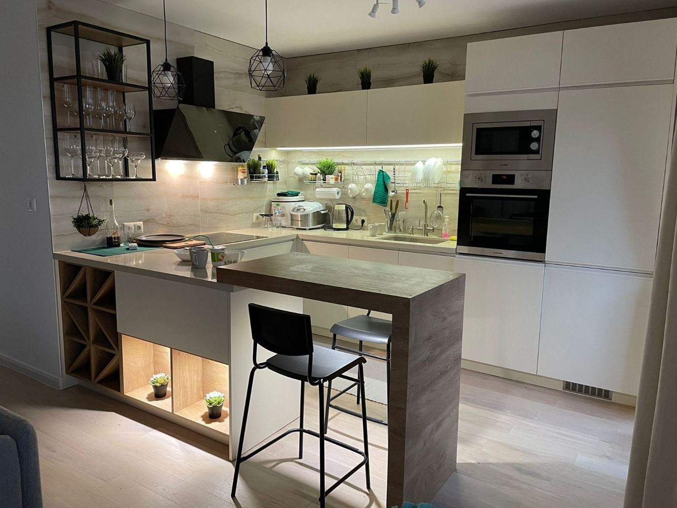 Geräumige Fünfzimmerwohnung mit Meerpanorama in Pomorie – Komfort, Stil und Funktionalität für eine große Familie