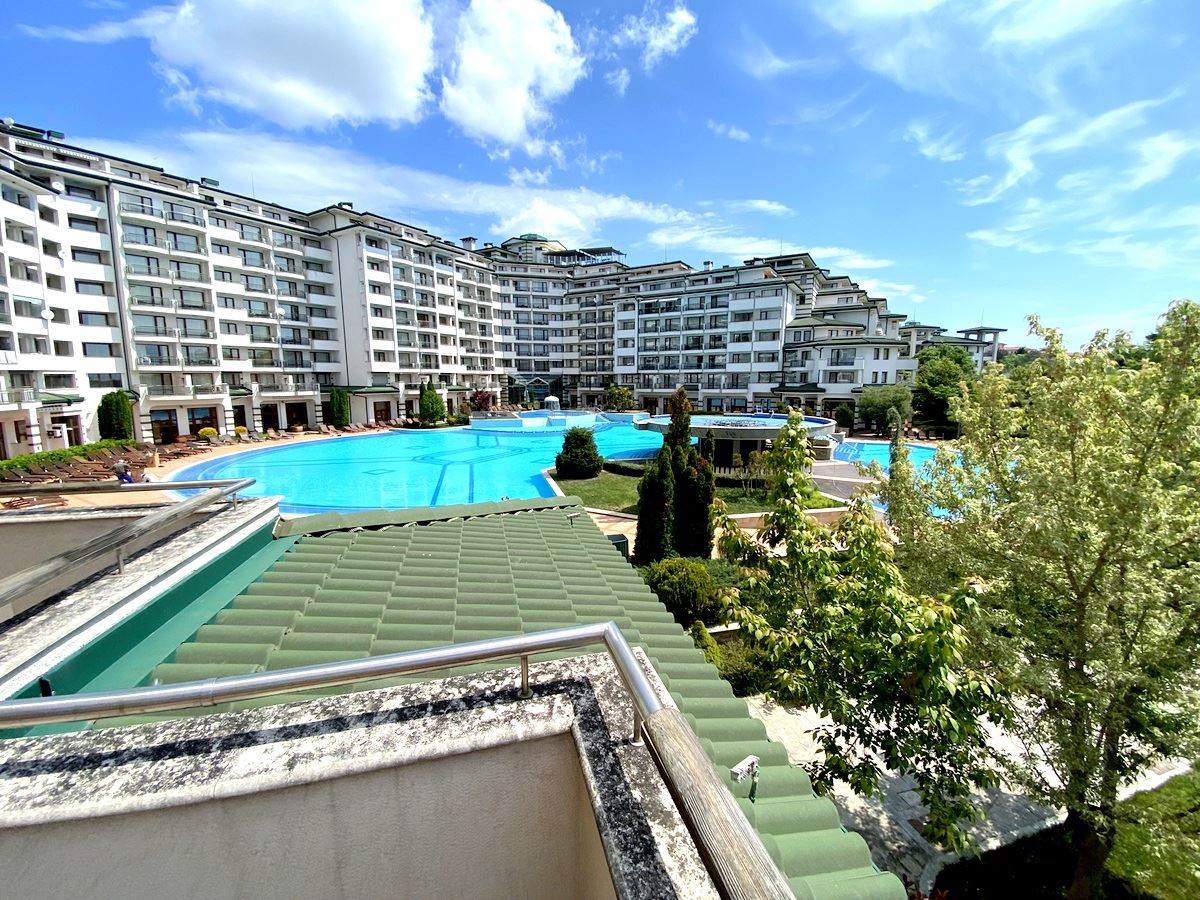 Zwei-Zimmer-Wohnung (mit einem Schlafzimmer) in erster Meereslinie in Ravda – Luxus, Natur und beeindruckender Poolblick